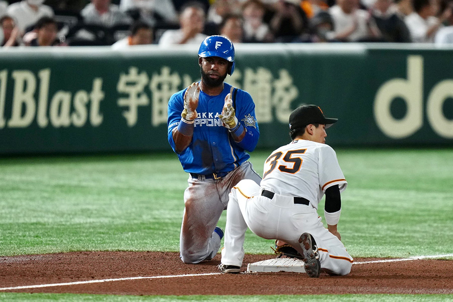 三塁を陥れた日本ハムのアリスメンディ・アルカンタラ【写真：矢口亨】