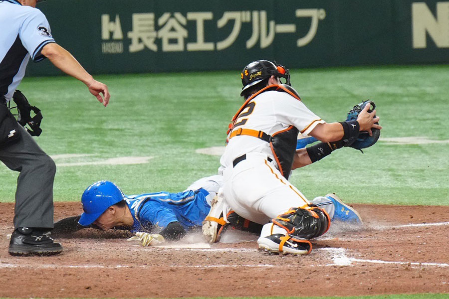 好走塁を見せた日本ハム・矢澤宏太（左）【写真：荒川祐史】