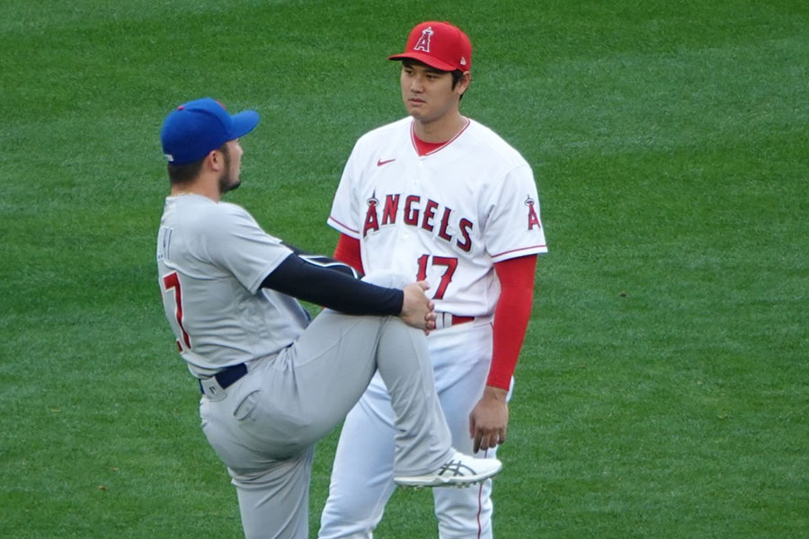 試合前に談笑したカブス・鈴木誠也（左）とエンゼルス・大谷翔平【写真：川村虎大】