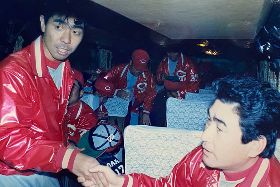 広島で活躍した川端順氏（左）と山本浩二監督（当時）【写真：本人提供】