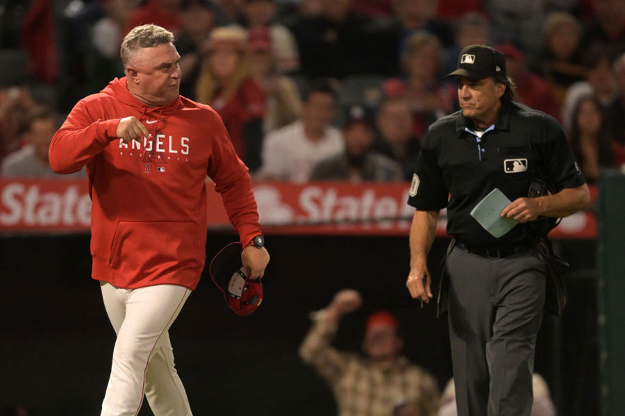 球審に猛抗議するエンゼルスのフィル・ネビン監督（左）【写真：Getty Images】