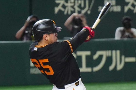 打った瞬間間違いなし！　巨人・岡本和真が特大の3号ソロ