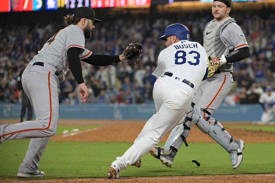 ドジャース対ジャイアンツ戦で起きた守備が話題を集めた【写真：ロイター】