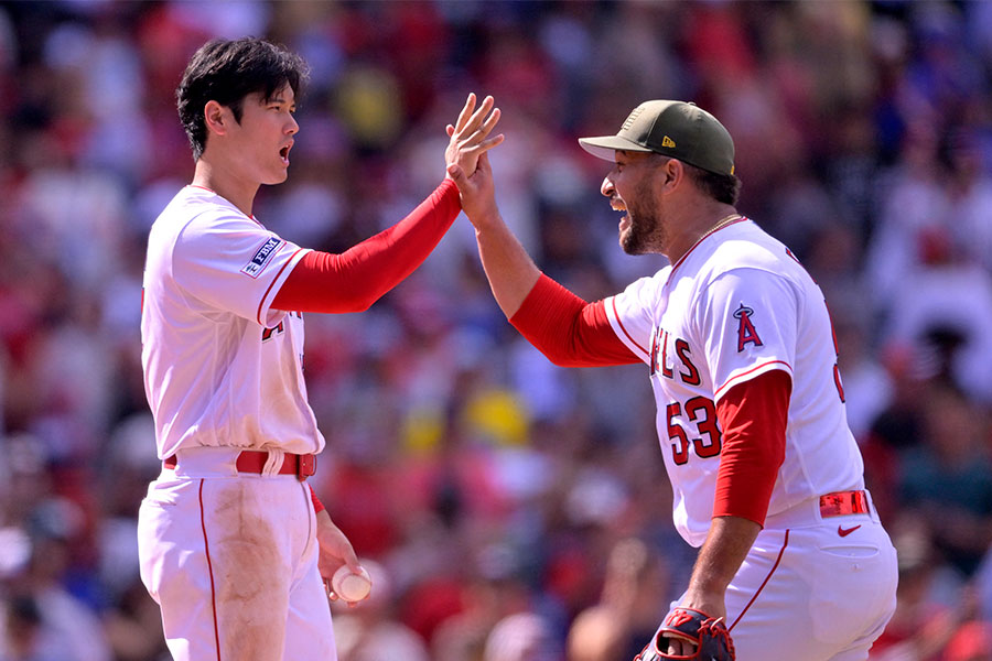 エンゼルス・大谷翔平（左）とカルロス・エステべス【写真：ロイター】