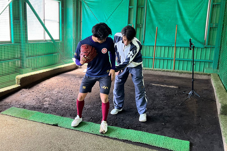 「前田ベースボールアカデミー」で少年少女を指導する元オリックス・前田祐二さん（右）【写真：本人提供】