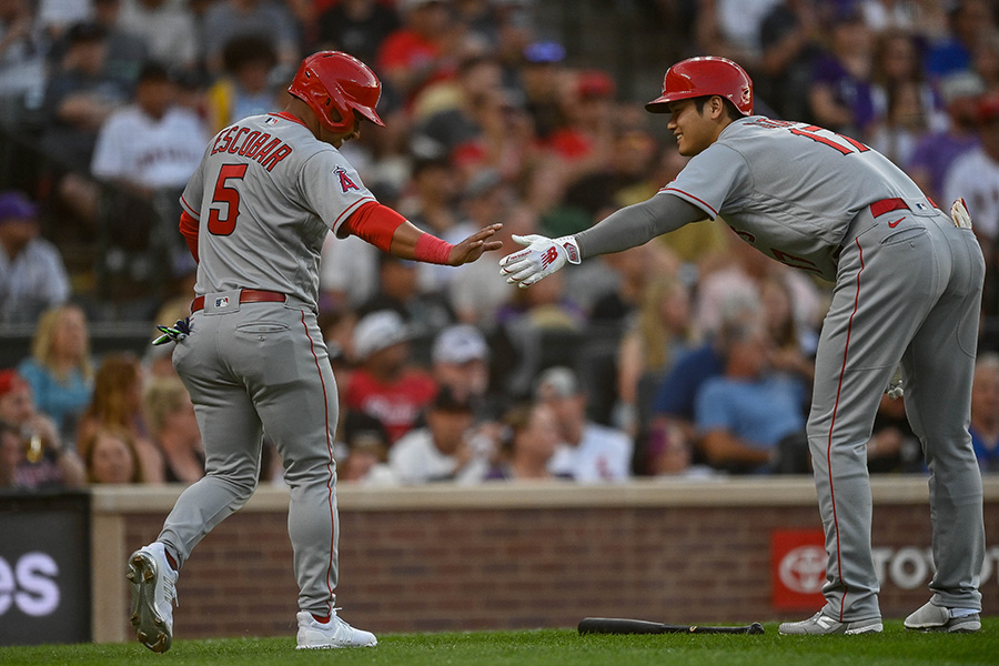 エスコバー（左）を迎えるエンゼルス・大谷翔平【写真：Getty Images】