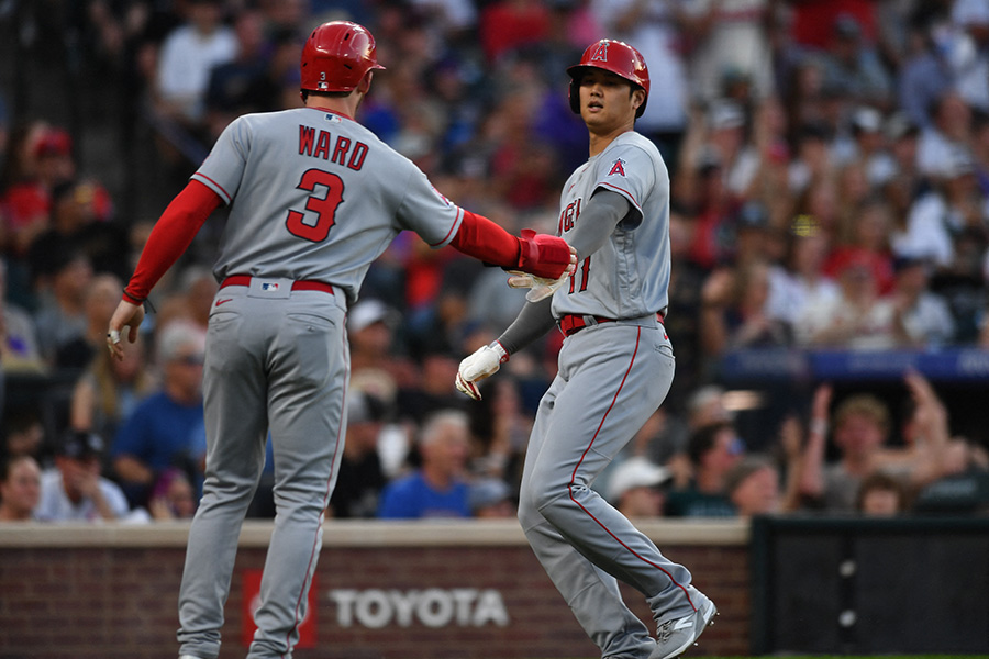 生還したエンゼルス・大谷翔平（右）とテイラー・ウォード【写真：ロイター】