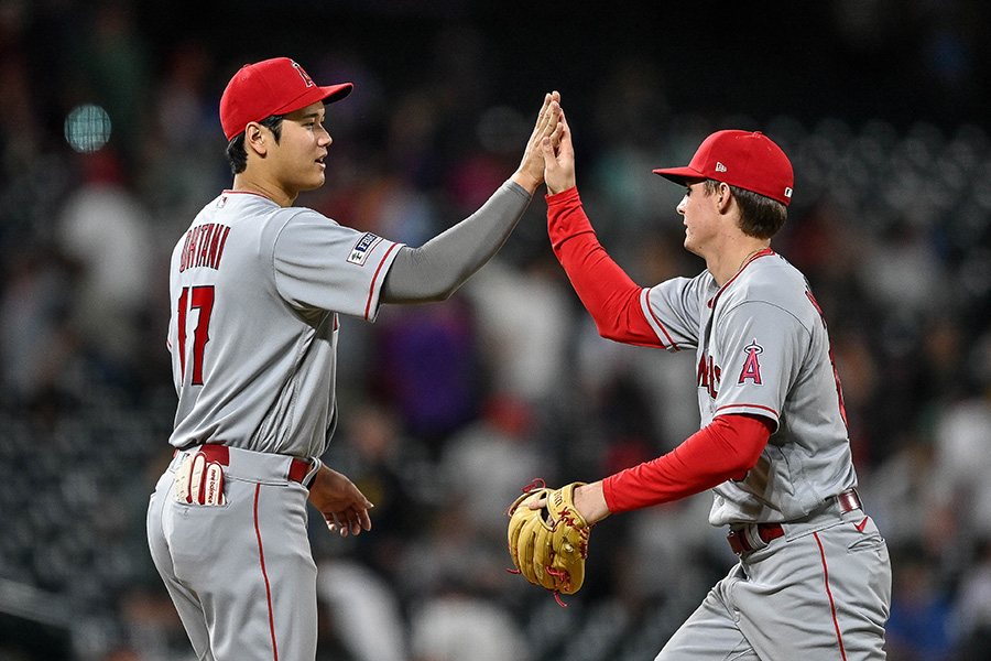 歴史的大勝を祝うエンゼルス・大谷翔平（左）とミッキー・モニアック【写真：Getty Images】