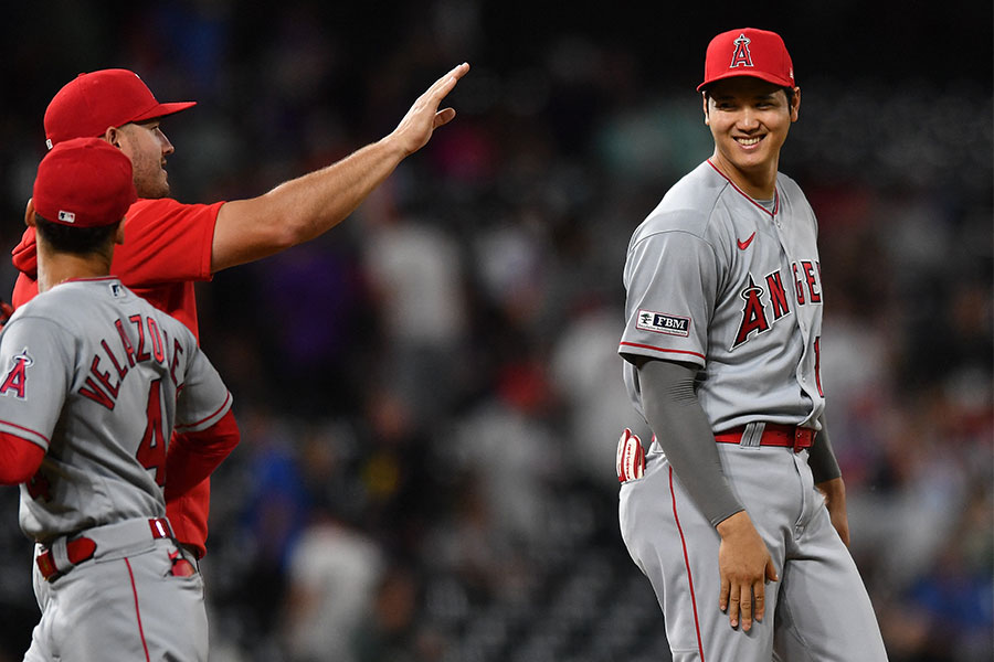 試合に大勝し試合後のハイタッチをするエンゼルス・大谷翔平（右）【写真：ロイター】