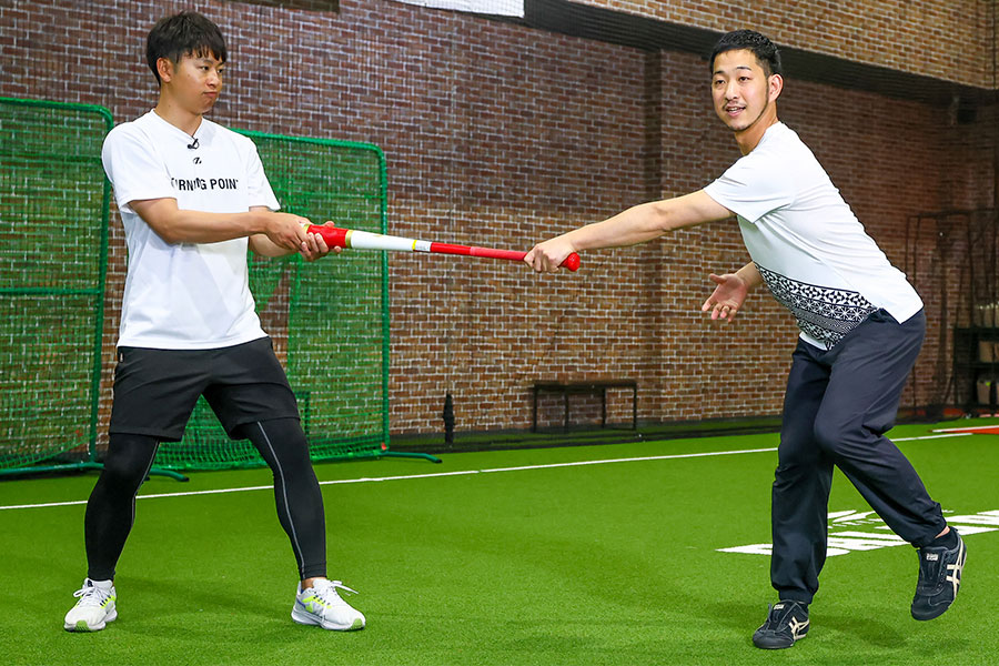 サイドケンケンを実践するAMAZINGの久松宏輝さん（右）【写真：伊藤賢汰】