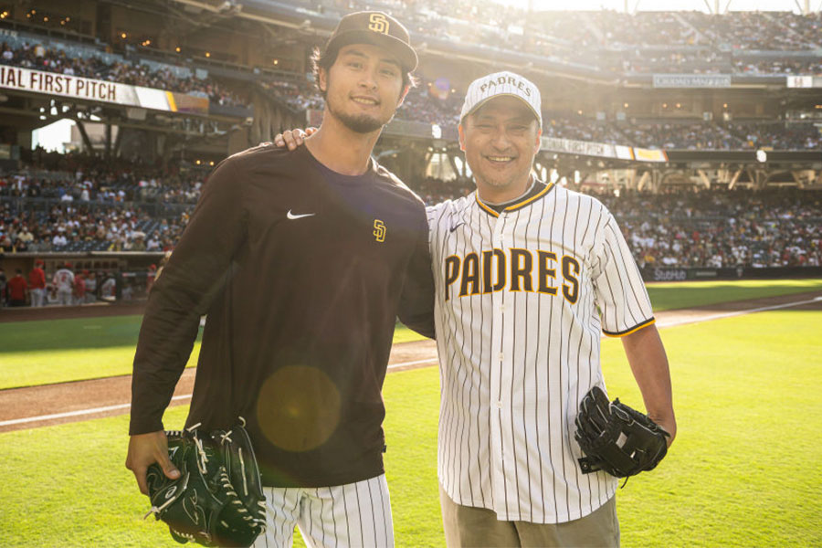 パドレス・ダルビッシュ有（左）と始球式を行った俳優の渡辺謙さん【写真：Getty Images】