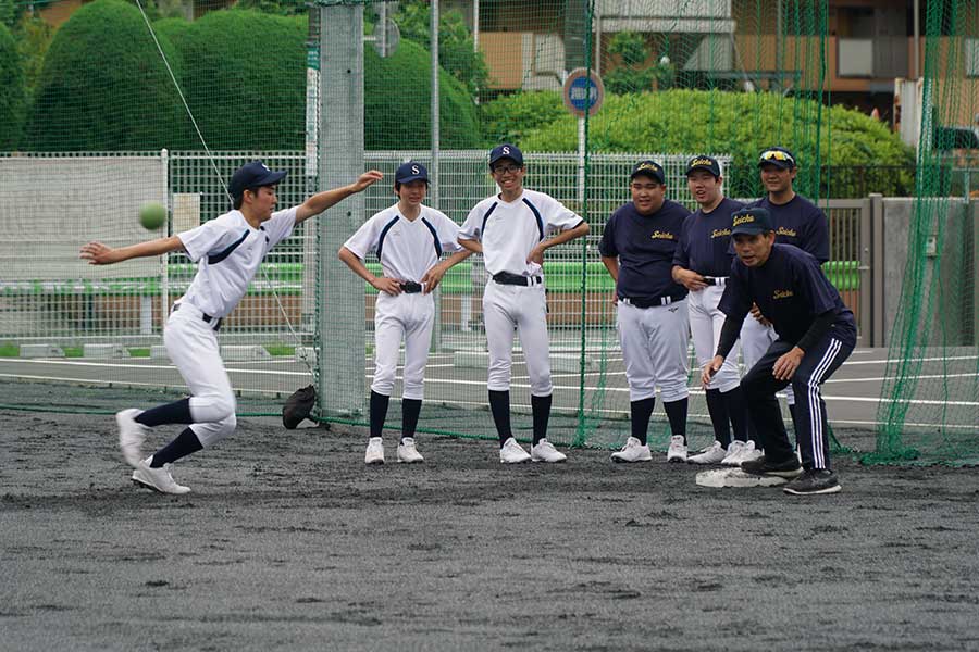 走塁や牽制時の帰塁の仕方など基礎からしっかり復習する部員たち【写真：編集部】