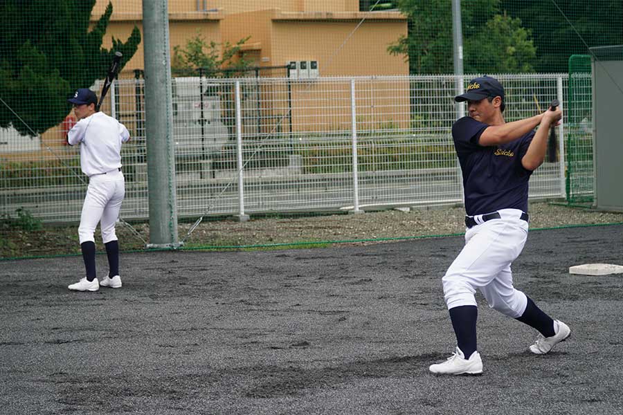 出場する夏の大会に向けてバットを振り込む主将の山口くん（右）【写真：編集部】