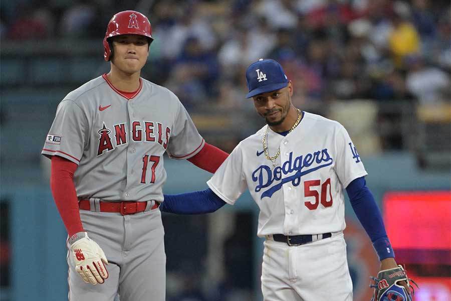 二塁ベース上で言葉を交わすエンゼルス・大谷翔平（左）とドジャースのムーキー・ベッツ【写真：ロイター】