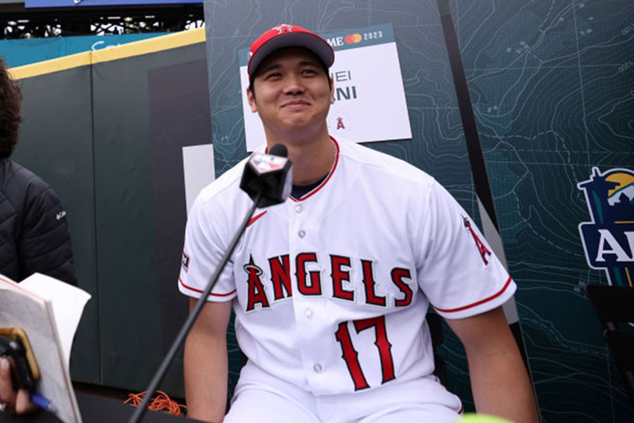 球宴前日に取材に応じたエンゼルス・大谷翔平【写真：Getty Images】