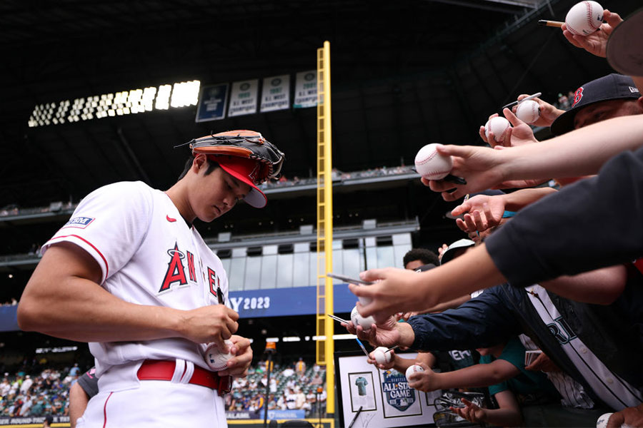 ホームランダービー前にサインを行うエンゼルス・大谷翔平【写真：Getty Images】