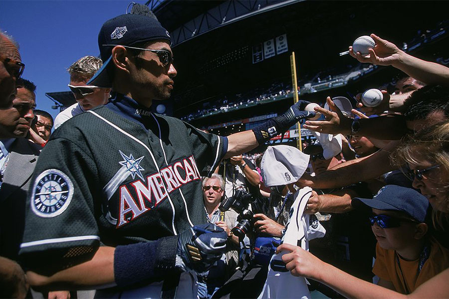 2001年のオールスターでファンにサインするイチロー氏【写真：Getty Images】