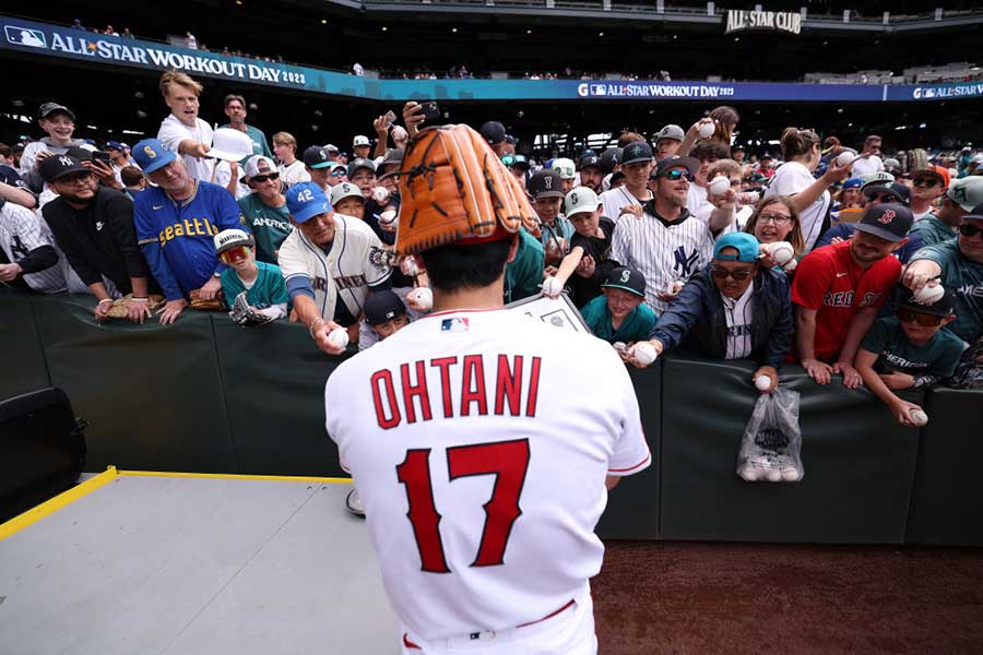 サインに応じるエンゼルス・大谷翔平【写真：Getty Images】