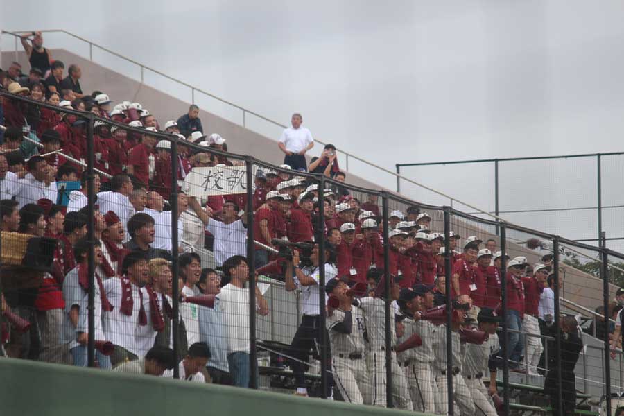 スタンドにいる選手や保護者、OBが肩を組み大きな声で校歌を歌うのが鎌倉学園の伝統だ【写真：大利実】