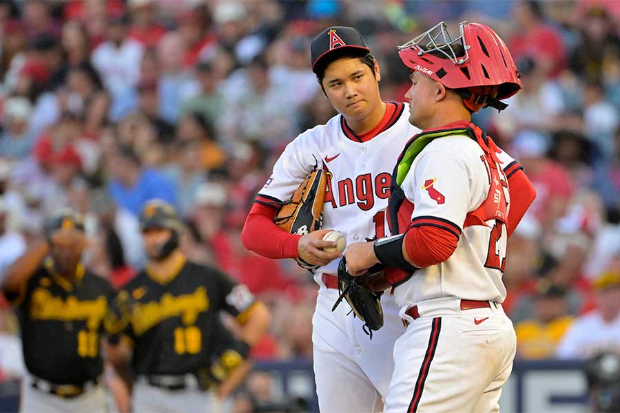 パイレーツ戦でバッテリーを組んだエンゼルス・大谷翔平（左）とマット・サイス【写真：ロイター】