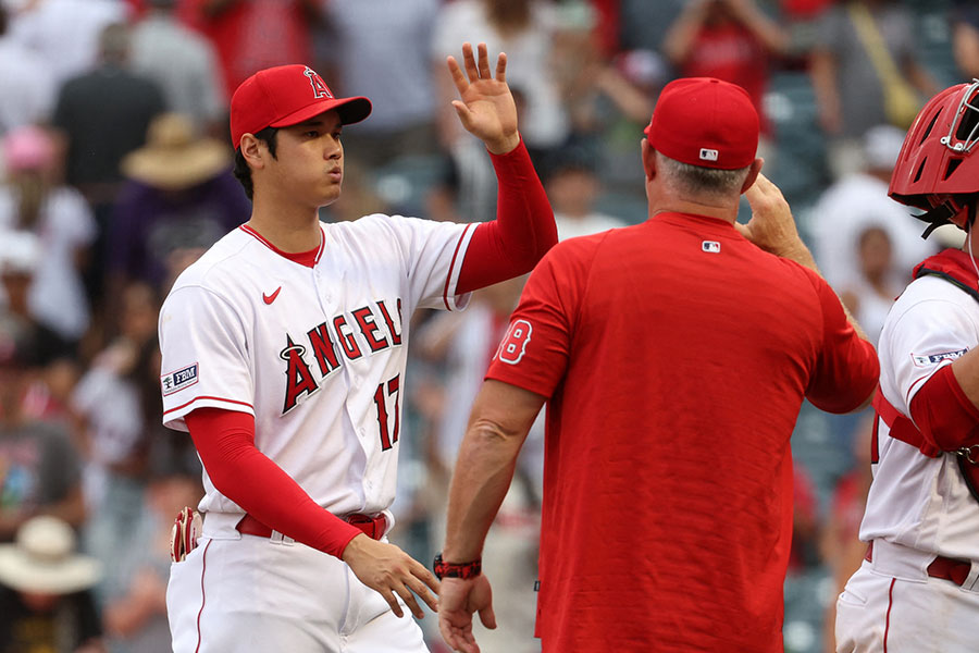 パイレーツ戦終了後にハイタッチをするエンゼルス・大谷翔平（左）【写真：ロイター】