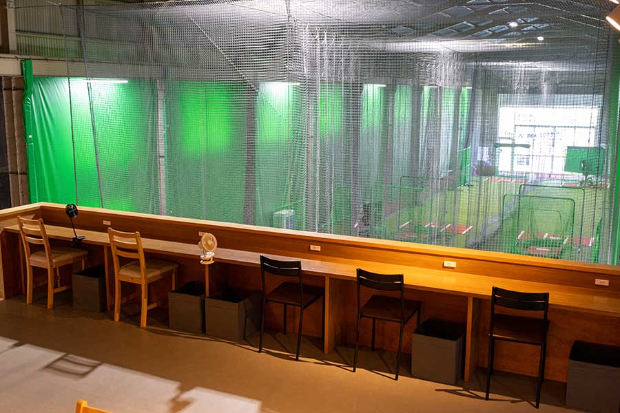 2階にはカフェスペースも併設されている【写真：伊藤賢汰】