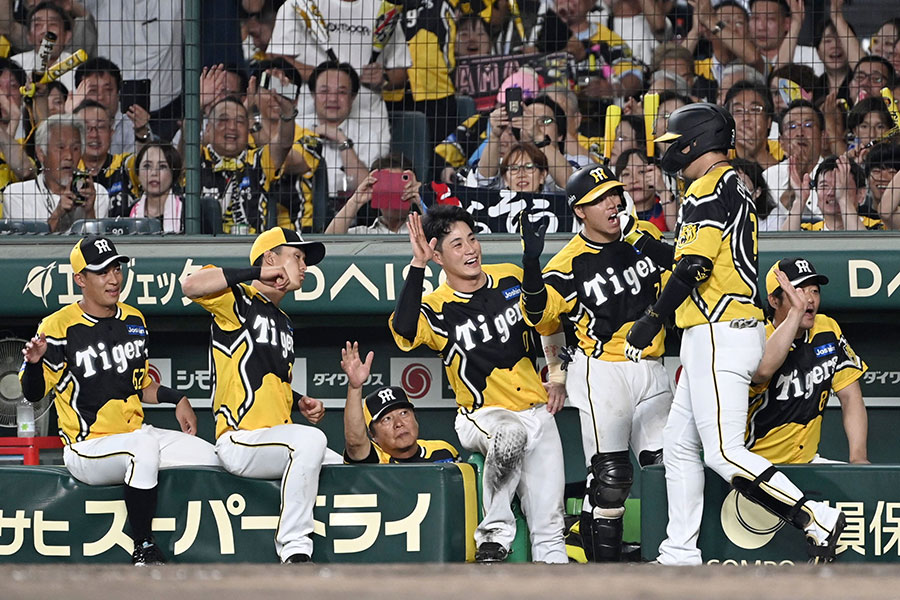 逆転2ランを放った大山を迎える阪神ナイン【写真：共同通信社】