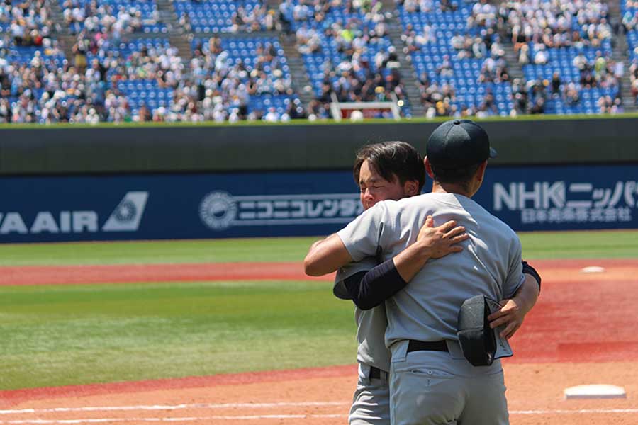 優勝を決め森林貴彦監督と抱き合う慶応・大村昊澄主将【写真：大利実】