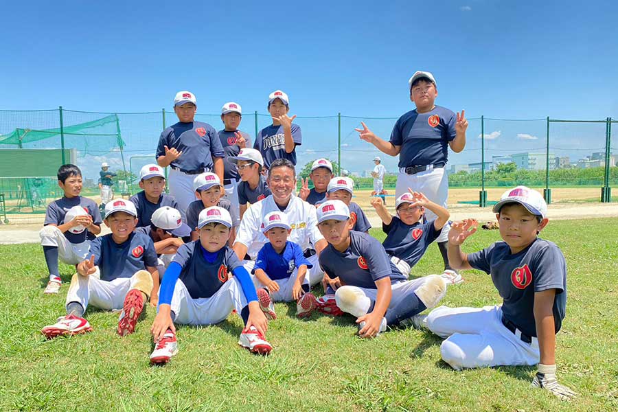 大田リトル・シニアで総監督を務める副島孔太さん（中央）【写真：本人提供】