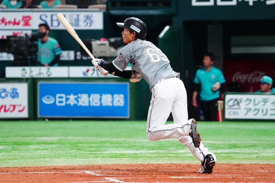 プロ初本塁打を放ったロッテ・和田康士朗【写真：荒川祐史】