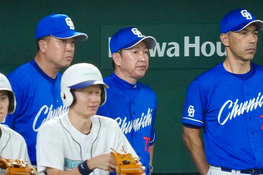 中日・立浪和義監督（中央）【写真：矢口亨】