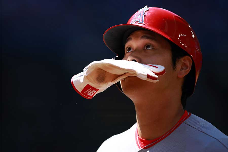 手袋をくわえるエンゼルス・大谷翔平【写真：Getty Images】