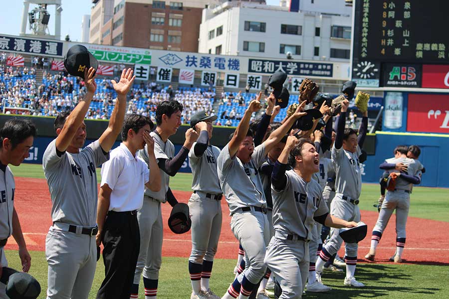 喜びを爆発させる慶応ナイン【写真：大利実】