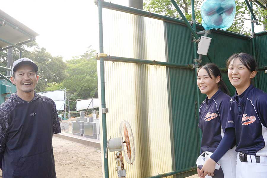 神戸弘陵女子硬式野球部を訪問した坂口智隆氏（左）【写真：湯山慶祐】