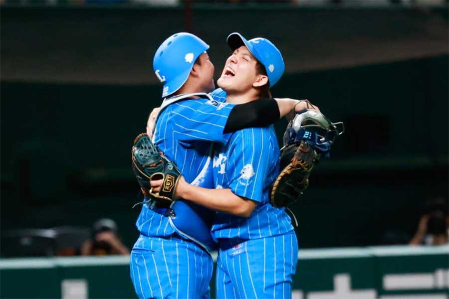 完封勝利を喜ぶ西武・與座海人（右）と古賀悠斗【写真：小池義弘】