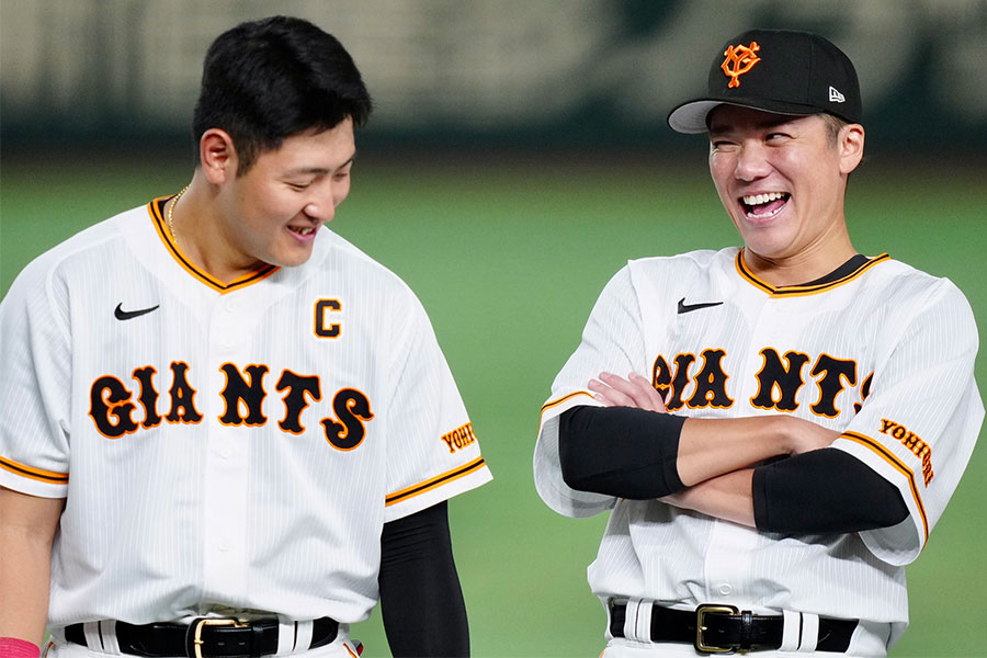 試合後に笑顔を見せた巨人・岡本和真（左）と坂本勇人【写真：矢口亨】