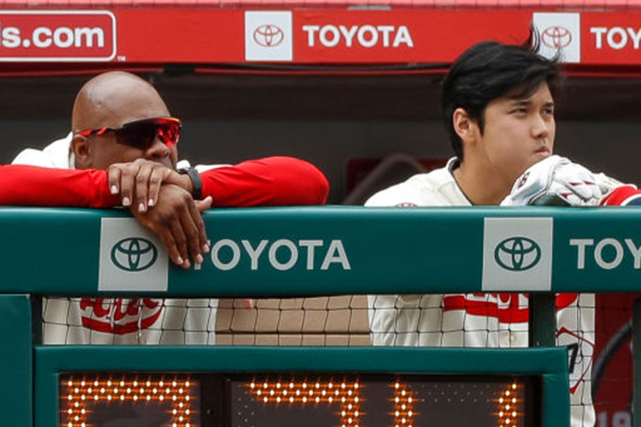 エンゼルスのマーカス・テームズ打撃コーチ（左）と大谷翔平【写真：Getty Images】
