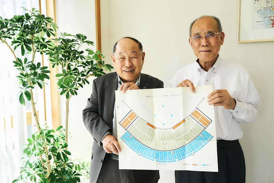 古賀オール株式会社の阿部成男専務取締役（左）と岩波鶴雄顧問（右）【写真：矢口亨】
