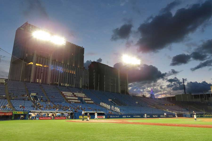 ナイターで開催された日本学童軟式野球大会【写真：片倉尚文】