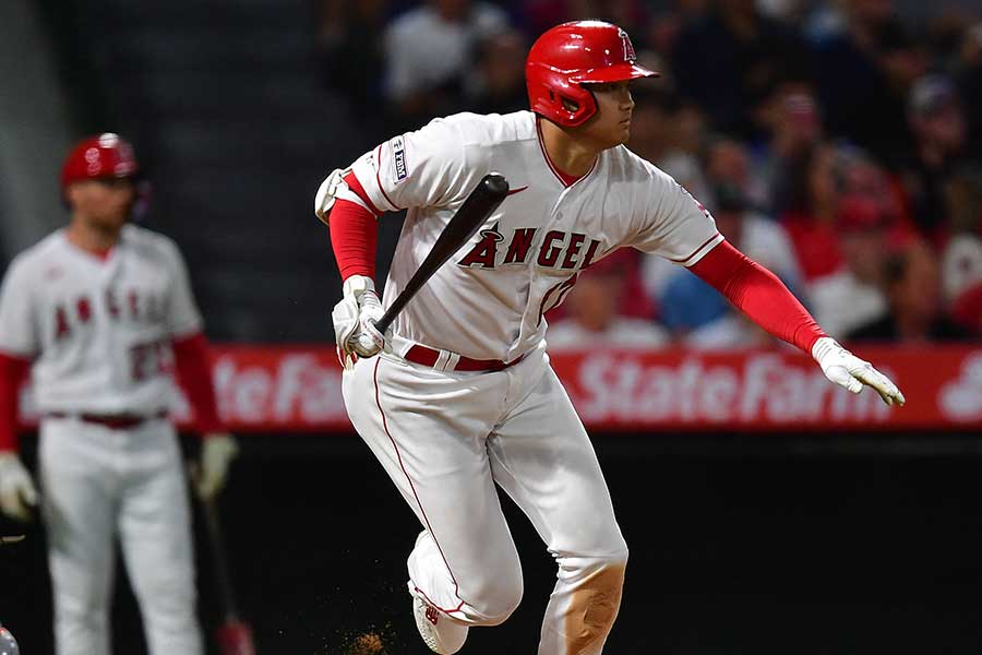 ジャイアンツ戦で二塁打を放ったエンゼルス・大谷翔平【写真：ロイター】