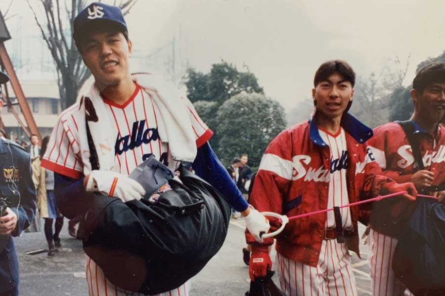 ヤクルト時代の内藤尚行氏（左）と高津臣吾（現：ヤクルト監督）【写真：本人提供】