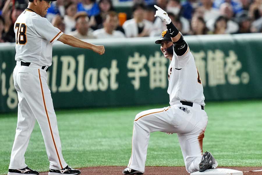 DeNA戦の初回、三塁打を放った巨人・長野久義【写真：矢口亨】