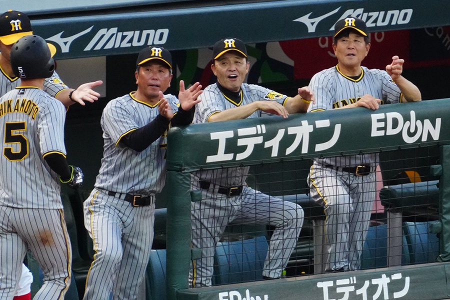 近本を迎える阪神・岡田彰布監督【写真：荒川祐史】