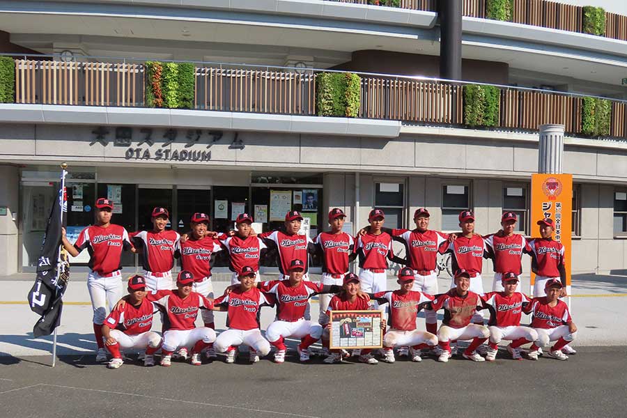 試合後に記念撮影する広島北ボーイズの選手たち【写真：片倉尚文】