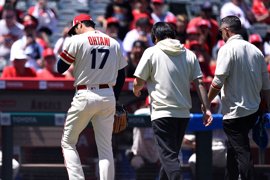 レッズ戦で緊急降板したエンゼルス・大谷翔平（左）【写真：ロイター】