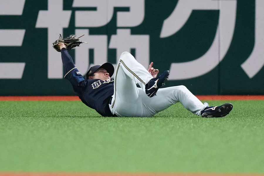 スーパーキャッチを見せたオリックス・渡部遼人【写真：矢口亨】