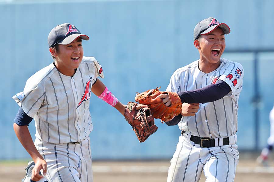 中学硬式はリーグによって球数制限なども異なる（写真右は先発した明石ボーイズ・空昊太）【写真：早浪章宏】