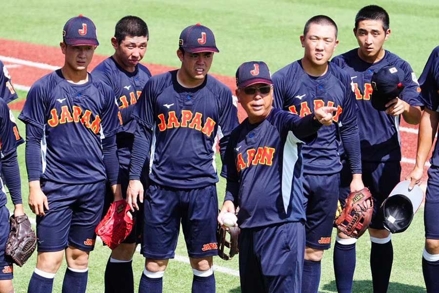 U-18日本代表を率いる馬淵史郎監督（左から4人目）【写真：荒川祐史】