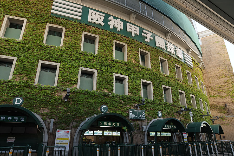 石川県能登地区の指導者、部員らが甲子園球場の施設やグラウンドを見学した