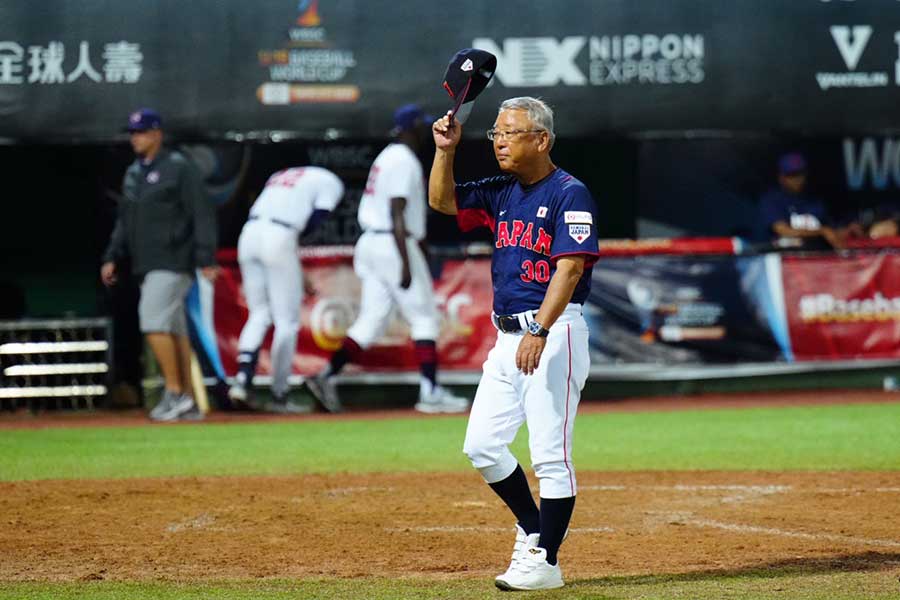 アメリカ戦で指揮を執った侍U-18代表・馬淵史郎監督【写真：荒川祐史】